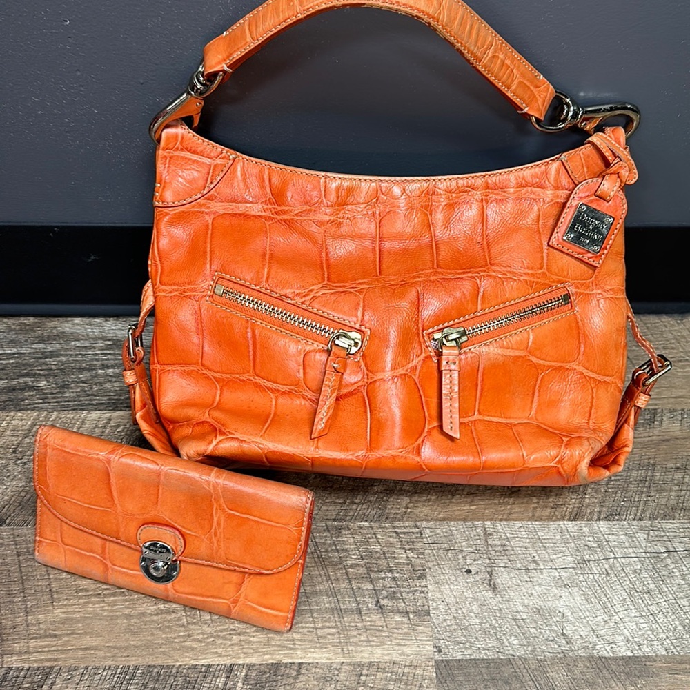 Beautiful women’s Dooney & Bourke orange y2k style bag